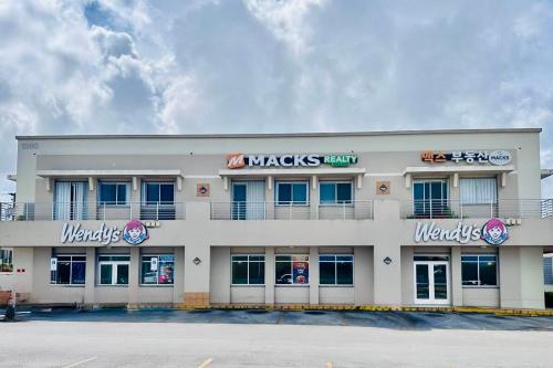 Centrally Located 2nd-Floor Office above Wendy's 1632 ± SqFt