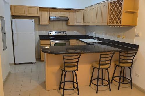 4BR Royal Gardens Townhome with Pool & Security!