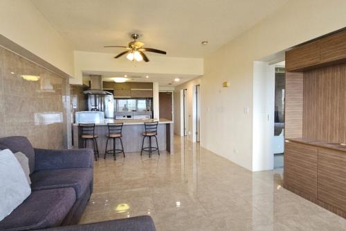 Modern 2-Bedroom Condo with partial ocean view – Prime location!